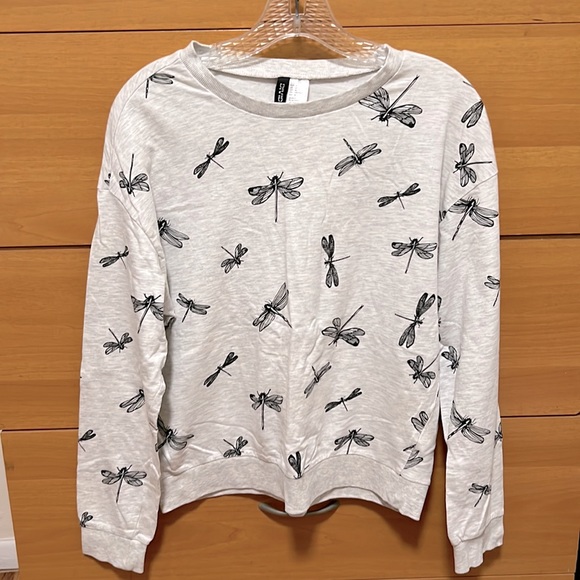 Long sleeved grey t-shirt with dragon fly print. Size: M. Used-like new. - Picture 1 of 2